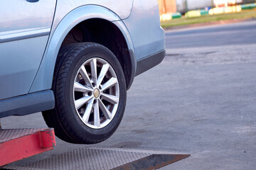 Replacing and repairing a car wheel at a tire station