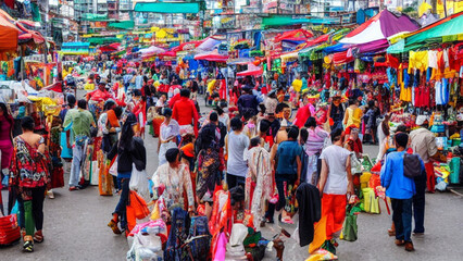 Obraz premium Vibrant, bustling street market with colorful stalls and people