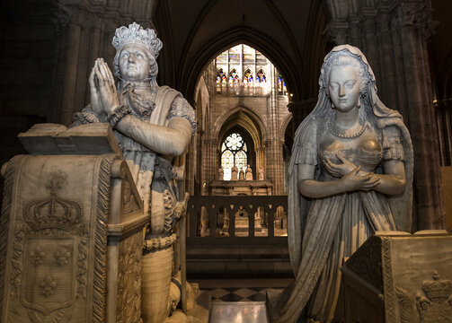 statue of Louis XVI and Marie-antoinette  in basilica of saint-denis