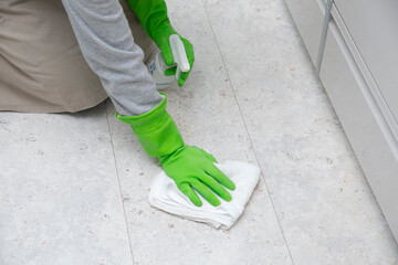 大掃除　床の掃除をする日本人の主婦の手元