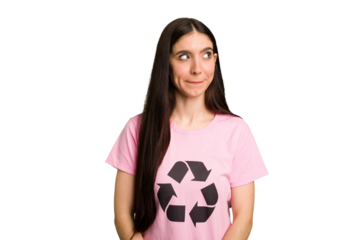 Young caucasian woman wearing a recycling t-shirt isolated confused, feels doubtful and unsure.