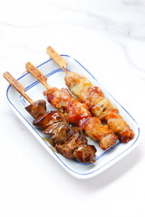 焼き鳥の盛り合わせ（ネギマ、もも、レバー）