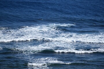 沖縄の果報バンタのエメラルドグリーンの海と青い空	