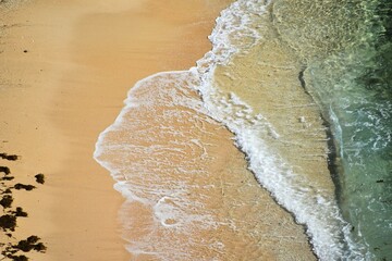 沖縄の果報バンタのエメラルドグリーンの海と青い空とぬちの浜	