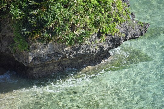 沖縄の果報バンタのエメラルドグリーンの海と青い空	
