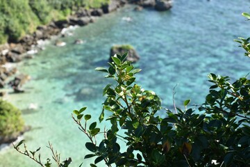 沖縄の果報バンタのエメラルドグリーンの海と青い空