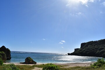 冬の沖縄の海と浜辺