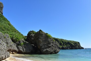 Fototapeta premium 冬の沖縄の海と岩