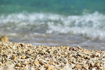 冬の沖縄の海辺の砂浜と波