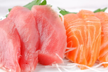 新鮮なお刺身の二種盛り（まぐろとサーモン）