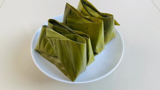 Barongko is a typical Bugis Makassar South Sulawesi food. The cake made of mashed banana, coconut milk and sugar. Sweet and creamy taste, suitable for dessert.