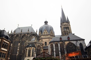 Der Kaiserdom und das Rathaus von Aachen.