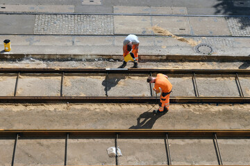 Konzept Infrastruktur Sanierung und Ausbau: Zwei Arbeiter in Arbeitskleidung erneuern und...