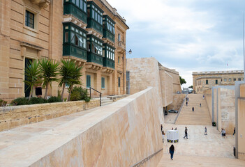 Renzo Piano project - brings in harmony historic maltese house and modern Parliament building with city gate stairs and walls with the use of maltesian stone - 552054047