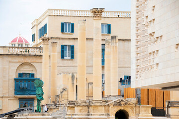 Renzo Piano project - brings in harmony historic maltese house, reconstructed columns of former Royal theatre and modern Parliament building, with the use of maltesian stone - 552054066