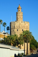 Fototapeta na wymiar Torre del Oro junto al río Guadalquivir, Sevilla