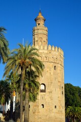 Fototapeta na wymiar Torre del Oro junto al río Guadalquivir, Sevilla