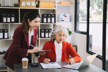Obraz premium Asian business people discussing on performance revenue in meeting. businessman working with co-worker team. financial adviser analysing data with investor.