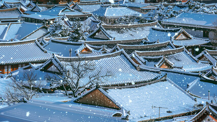  Snowfall at Jeonju traditional Korean village, Jeonju Hanok village in winter, South Korea. - obrazy, fototapety, plakaty