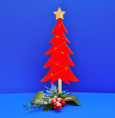 albero di natale rosso decorazione semplice su sfondo blu 2