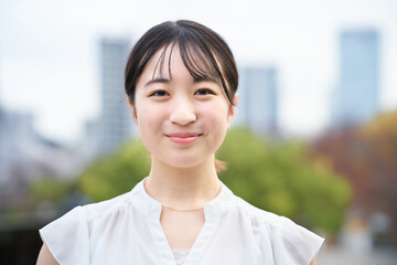 笑顔の若い女性