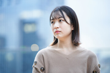 落ち着いた表情をした若い女性