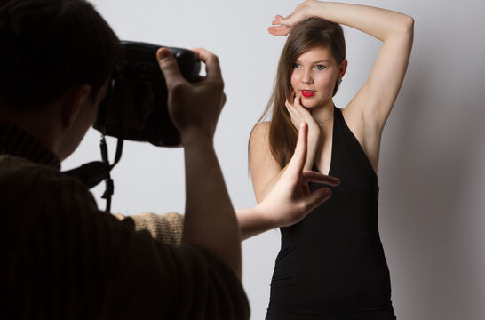 junge frau model teenager frau beim modeln fotoshooting fotorgraf fotoshoot portrait sedcard erstellen fotos fotos machen shooting shooten atelier studio Fotostudio
