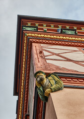 Obraz premium Fassade des historischen Rathauses mit Figur, Schwabach, Deutschland