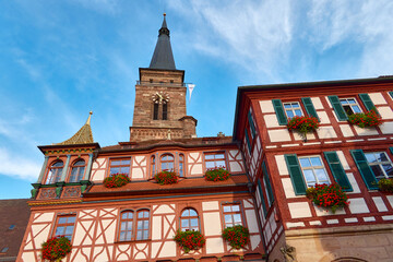 Historisches Rathaus mit vergoldetem Dach auf dem Eckturm, Schwabach, Deutschland
