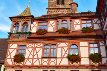 Historisches Rathaus mit vergoldetem Dach auf dem Eckturm, Schwabach, Deutschland