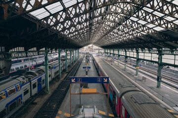 wagons et train à l'arrêt sur le quai dans une gare vide le soir