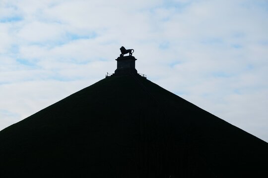 Silhouette du lion de Waterloo trônant au sommet de sa butte, sur le site de la célèbre bataille du même nom, Braine l'Alleud, Belgique