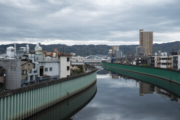 Obraz premium 大阪の密集地を流れる河川