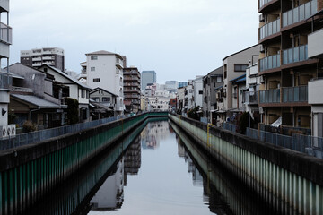 Fototapeta na wymiar 大阪の住宅密集地を流れる河川