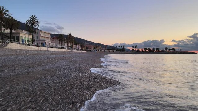sur la plage au ras des galets au lever du soleil - C&ocirc;te d'Azur