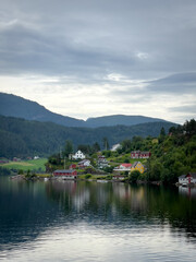 Fototapeta na wymiar norwegian village on a lake