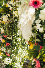 Naklejka premium Decoración floral para boda al aire libre