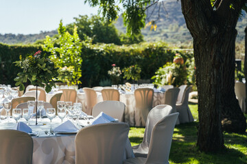 Patio con mesas decorado para boda