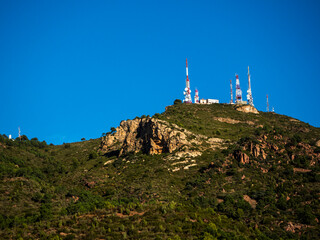 Fototapeta na wymiar imagen de torres de comunicación en lo alto de la montaña con el cielo azul de fondo