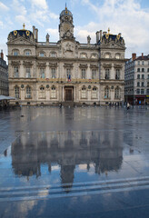 Fototapeta na wymiar hôtel de ville à Lyon place des Terreaux avec reflet sur sol mouillé