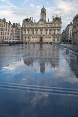 hôtel de ville à Lyon place des Terreaux avec reflet sur sol mouillé