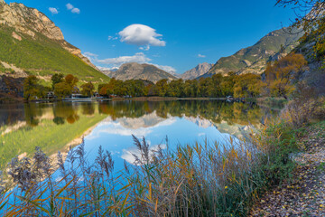 Fototapeta na wymiar Landscape in the French southern alps in the middle of a large valley in autumn with a lake 