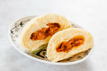 お皿の上の半分に割った濃厚ピザまん