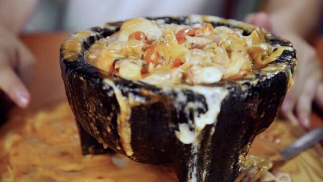 Molcajete de piedra volc&aacute;nica 3 carnes, carne asada, pulpo, camar&oacute;n, con queso fundido, chile ancho, pimiento y salsas. Platillo t&iacute;pico mexicano