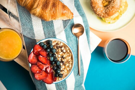 Croissant E Frutas Com Granola