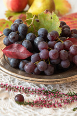 Winogrona na metalowym talerzu