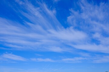 Naklejka na ściany i meble Farbiger Himmel mit spannenden Wolken als Hintergrund