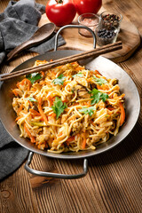 Fried noodles with chicken and vegetables.
