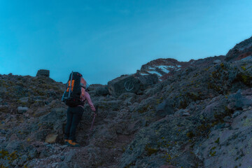 Fototapeta premium a mountaineer climbing the pico de orizaba volcano