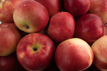 Fototapeta na wymiar background of fresh red apples, organic fruits
